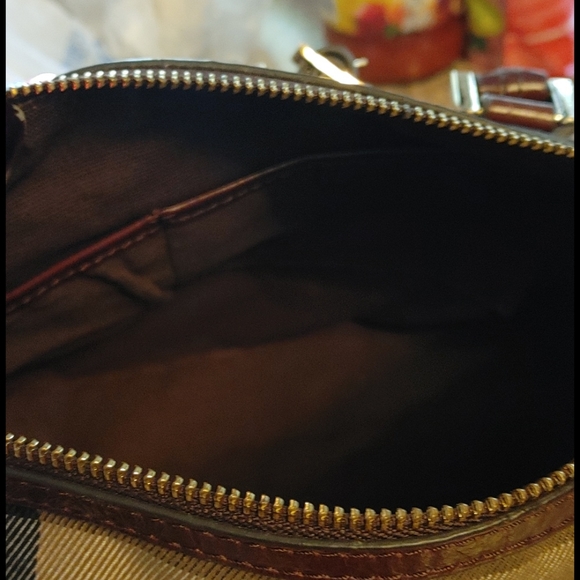 AUTHENTIC BURBERRY PURSE - Picture 10 of 10